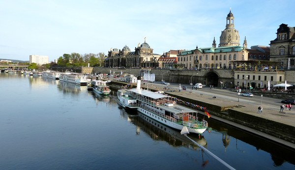 Foto: Blick auf Elbe mit Altstadt und Schiffe