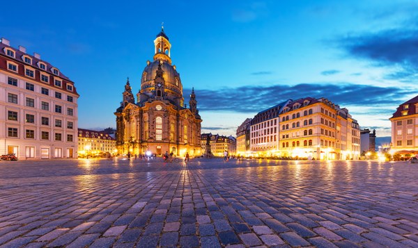 Foto: beleuchtete Frauenkirche auf dem Neumarkt